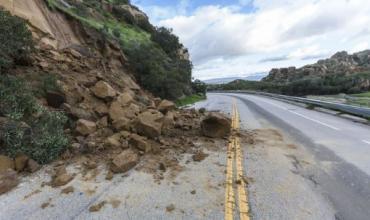 Motociclista sufrió heridas al desprenderse una piedra del cerro en la zona de la Quebrada