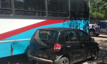 Choque entre un colectivo y un automóvil dejó solo daños materiales en el barrio 20 de Mayo
