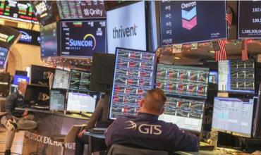 El riesgo país otra vez en 503 puntos, mientras que las acciones caen hasta 7,5% en Wall Street