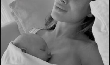 Cami Homs compartió el álbum de fotos de la primera semana de su hija Aitana: “Nos tiene muertos de amor”