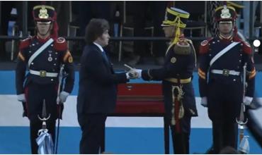 Javier Milei cruzó al kirchnerismo por el sable corvo de San Martín: "Ponen un grito en el cielo por un acto de justicia histórica"