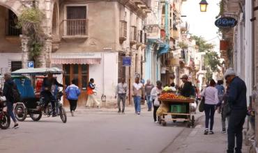 Cuba empieza a cerrar hoteles y reubicar turistas ante el desabastecimiento de combustible