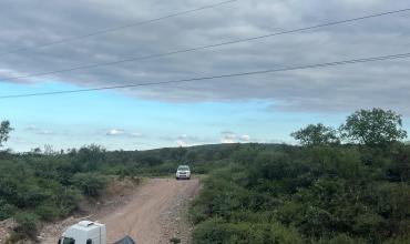 Camión con carga quedó atravesado y bloqueó un camino rural en Dpto Ortiz de Ocampo