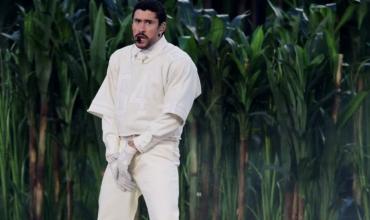 Aunque es el rey de las tendencias, Bad Bunny eligió un look low cost para su show en el Super Bowl