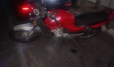 Un motociclista resultó gravemente herido tras una caída y fue trasladado al hospital