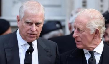 Escándalo en la realeza británica: el rey Carlos III le soltó la mano al expríncipe Andrés y está dispuesto a ayudar a la policía