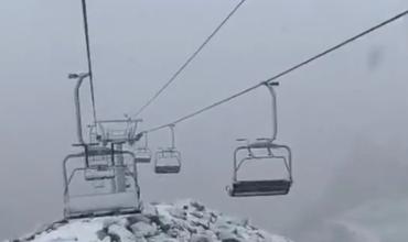 Una sorpresiva nevada en pleno verano tiñó de blanco las cumbres de Bariloche y El Bolsón