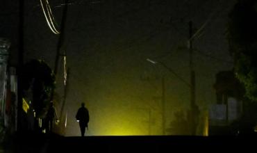 Crisis en Cuba: los habaneros utilizan carbón y paneles solares como alternativa a la red eléctrica