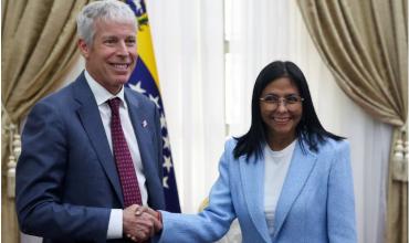 El secretario de Energía de Estados Unidos visita Venezuela para evaluar la reforma de la industria petrolera