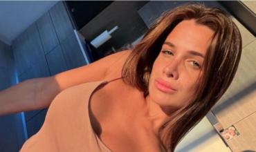 Cami Homs mostró la cara de su beba Aitana a dos semanas del nacimiento y enterneció a todos