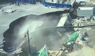 Las impresionantes imágenes del momento en el que colapsó una calle en Shanghái donde construían una estación de metro