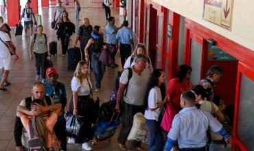Los turistas abandonan Cuba en medio de la crisis de combustible que atraviesa la isla: “La situación es crítica, crítica, crítica”