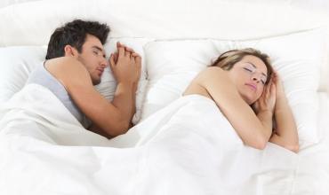 La mayoría de las personas no usaría preservativo estando con una pareja estable