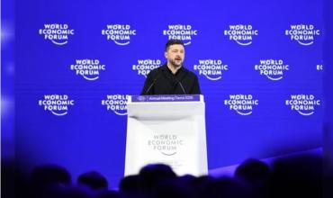 “Palos” a Zelenski: lo llaman “drogadicto neonazi” por su “delirio de enfermo”