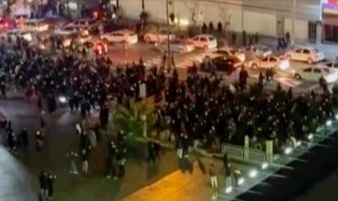 Los iraníes volvieron a desafiar al régimen y protestaron contra la represión desde los balcones de Teherán