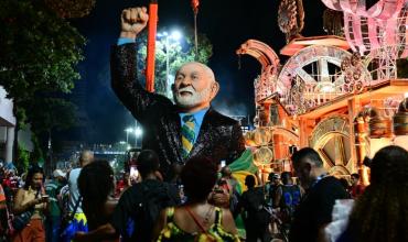 El polémico inicio del Carnaval de Río: tributo a Lula, marioneta de Bolsonaro preso y denuncias de campaña anticipada