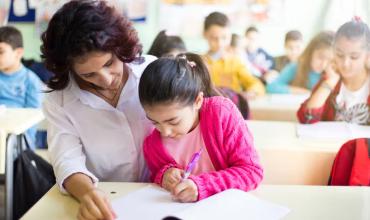 Madre denuncia dificultades para conseguir maestras de apoyo y cuestiona la cobertura de APOS