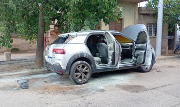 Investigan principio de incendio en un auto estacionado 