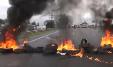 Tensión en el Acceso Oeste: manifestantes prendieron fuego neumáticos y cortaron el tránsito