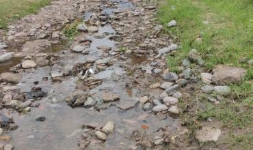 Vecinos reclaman arreglo urgente de la calle Carlos Navarro del Barrio Los Caudillos