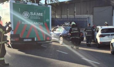 Triple choque en la Costanera porteña: asistieron a cuatro personas y trasladaron a un hombre a un hospital