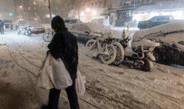 El noreste de Estados Unidos enfrenta una tormenta histórica: cierres totales y advertencias extremas
