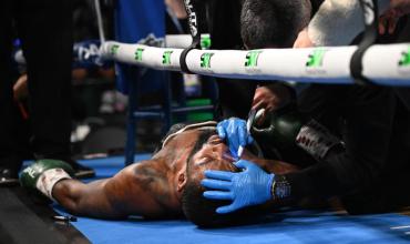 Terminó el round, era atendido en su esquina y se desplomó: la escalofriante secuencia en una pelea de boxeo que recorre el mundo
