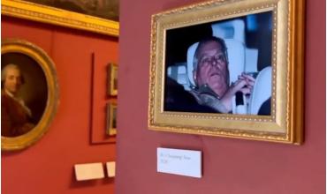 Escándalo real: activistas colgaron en el Museo del Louvre una imagen del expríncipe Andrés tras ser detenido