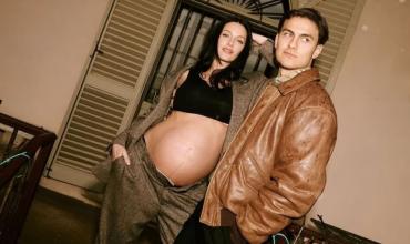 Bajo la lluvia y con estética vintage: las fotos de Oriana Sabatini y Paulo Dybala en el octavo mes de embarazo