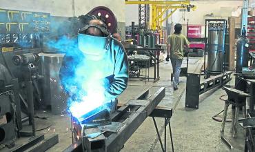 Estiman que la producción industrial cayó 4,4% interanual en enero, pero rebotó 1,2% mensual