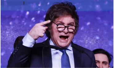 Milei sube la apuesta contra empresarios a los que trata de “chorros”