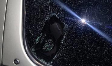 Rompen el vidrio de una camioneta y roban pertenencias frente al Regimiento