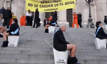 Detuvieron a 12 activistas en el Congreso que protestaban en rechazo a los cambios en la Ley de Glaciares