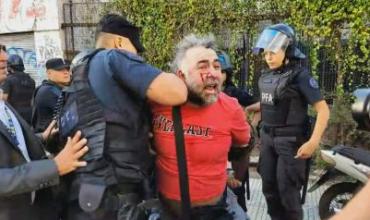 Tensión en el Congreso: la policía les tiró gas pimienta a los periodistas y detuvo a un camarógrafo