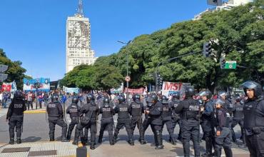 Manifestantes cortaron la 9 de Julio y se enfrentaron con la Policía: hay 3 detenidos