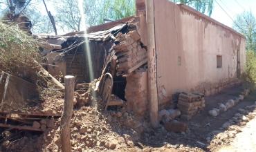 Una vivienda de adobe sufrió daños por el temporal de granizo en Campanas