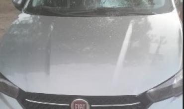 Dañaron un automóvil tras arrojarle objetos desde una motocicleta