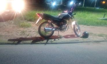 Motociclista cayó en la rotonda de Ruta 38 y fue trasladada al hospital