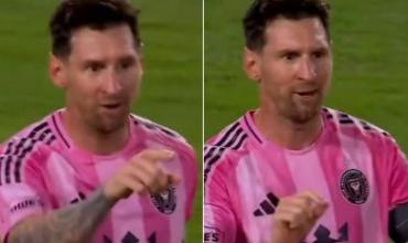 El irónico gesto que Lionel Messi le hizo al cuerpo técnico de Orlando después de un cruce durante el partido