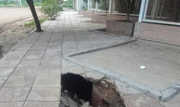 Chamical: a un día del inicio de clases, vecinos reclaman un importante hundimiento en inmediaciones de una escuela