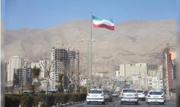 Irán cierra el Estrecho de Ormuz y amenaza con "prender fuego a cualquier barco que intente cruzarlo"