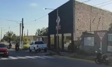 Una motociclista chocó de atrás a una camioneta y fue trasladada al hospital