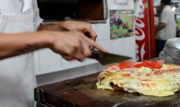 Fue a una emblemática pizzería porteña y pidió una cena para dos: el ticket se viralizó