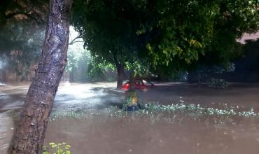 Un automóvil quedó varado en una zanja por el mal estado de la calzada debido a la fuerte tormenta 