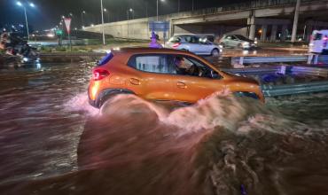 Un automóvil quedó varado en un desagüe sobre avenida Ortiz de Ocampo