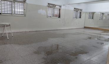 Capital: suspendieron las clases en la Escuela Polivalente por el ingreso de agua tras la tormenta