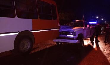 Chepes: chocó contra un colectivo estacionado tras intentar esquivar un bache