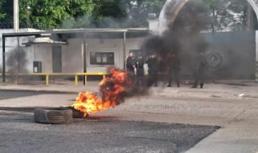 Tensión en la cárcel de Paraná: familiares de un recluso muerto se prendieron fuego