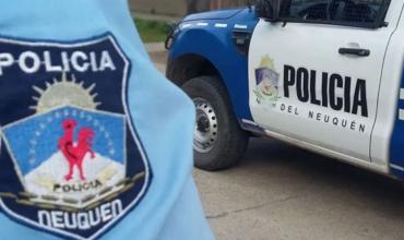 Atacaron con botellas y fierros a tres policías que intentaban intervenir en una pelea familiar en Neuquén