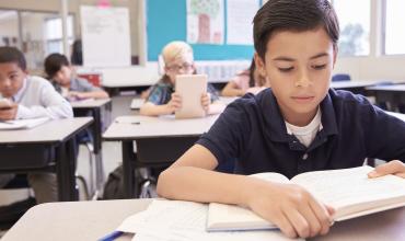 Divulgador científico propone revisar cómo se enseña a leer y plantea un enfoque distinto para enfrentar la crisis educativa